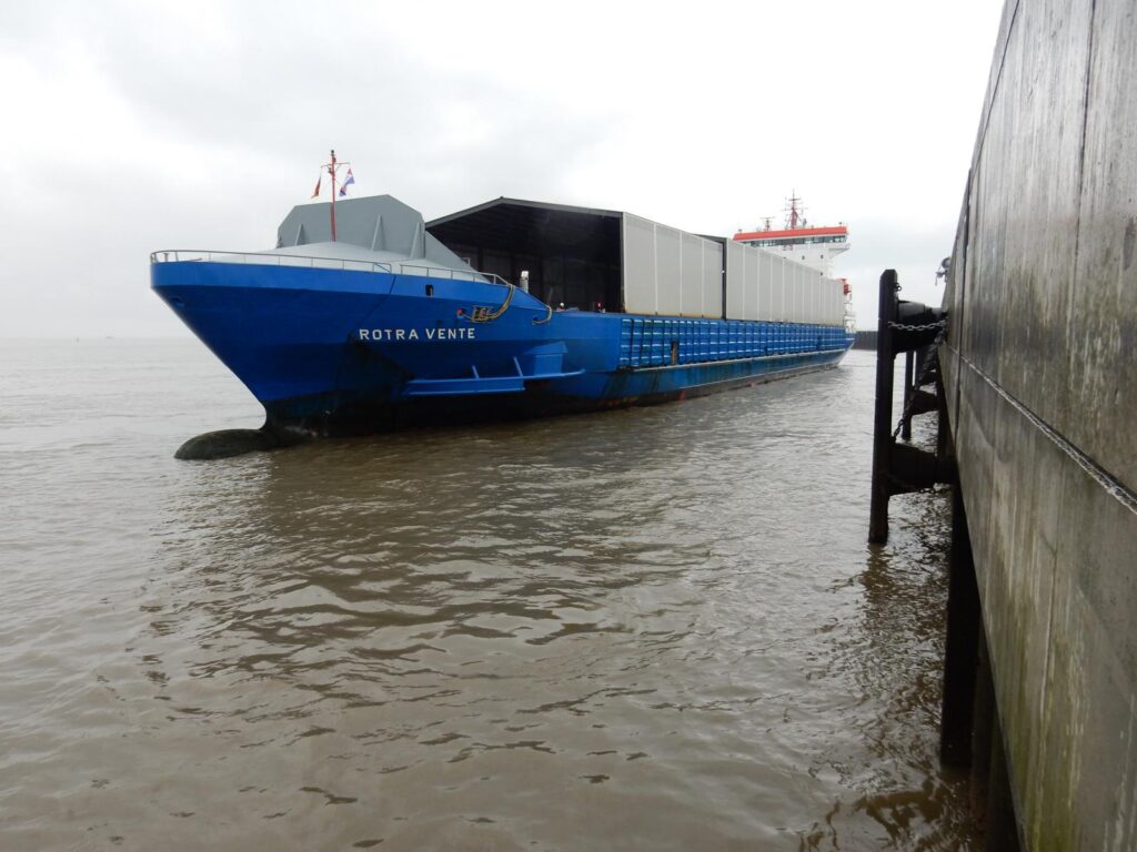 RoRo-Schiff (Roll-on/Roll-off-Schiff) im Hafen für den Seetransport von Schwergut und Projektladung im Bereich maritimer Schwerlastlogistik und Hafenumschlag – transporttechniker-de
