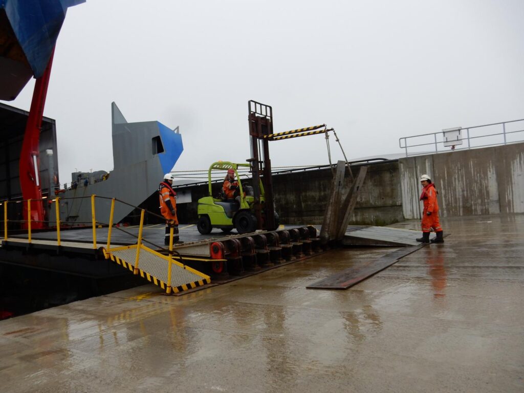 Verladung eines Gabelstaplers über die Rampe eines RoRo-Schiffes im Hafen als Teil der maritimen Projektlogistik und des internationalen Schwerguttransports – transporttechniker-deVerladung eines Gabelstaplers über die Rampe eines RoRo-Schiffes im Hafen als Teil der maritimen Projektlogistik und des internationalen Schwerguttransports – transporttechniker-deVerladung eines Gabelstaplers über die Rampe eines RoRo-Schiffes im Hafen als Teil der maritimen Projektlogistik und des internationalen Schwerguttransports – transporttechniker-deVerladung eines Gabelstaplers über die Rampe eines RoRo-Schiffes im Hafen als Teil der maritimen Projektlogistik und des internationalen Schwerguttransports – transporttechniker-deVerladung eines Gabelstaplers über die Rampe eines RoRo-Schiffes im Hafen als Teil der maritimen Projektlogistik und des internationalen Schwerguttransports – transporttechniker-deVerladung eines Gabelstaplers über die Rampe eines RoRo-Schiffes im Hafen als Teil der maritimen Projektlogistik und des internationalen Schwerguttransports – transporttechniker-deVerladung eines Gabelstaplers über die Rampe eines RoRo-Schiffes im Hafen als Teil der maritimen Projektlogistik und des internationalen Schwerguttransports – transporttechniker-deVerladung eines Gabelstaplers über die Rampe eines RoRo-Schiffes im Hafen als Teil der maritimen Projektlogistik und des internationalen Schwerguttransports – transporttechniker-de