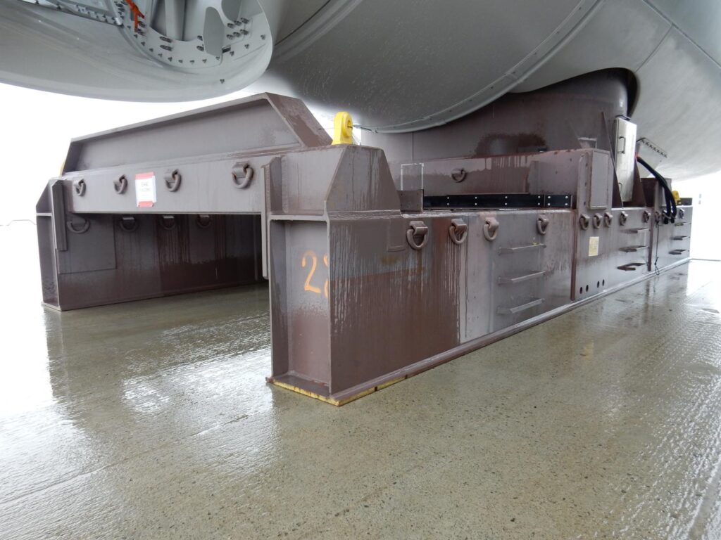 Großkomponenten von Windkraftanlagen im Hafen für Schwerlasttransport, Sattel, Support, Gondeln, Nacellen, Maschinenhaus, Schwergutumschlag und internationale Projektlogistik – transporttechniker-de
