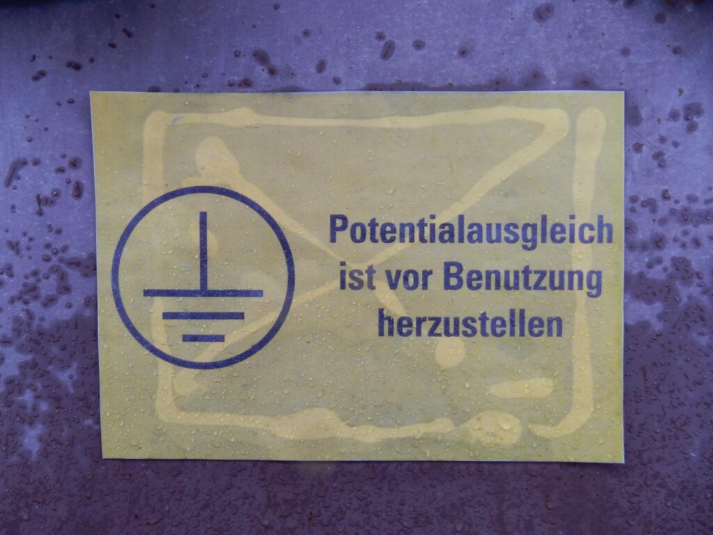 Warnschild: Potentialausgleich ist vor Benutzung herzustellen – transporttechniker-de