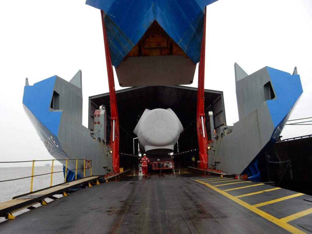 Transport einer Windkraft-Gondel (Nacelle) im Laderaum eines Schiffes – transporttechniker-de