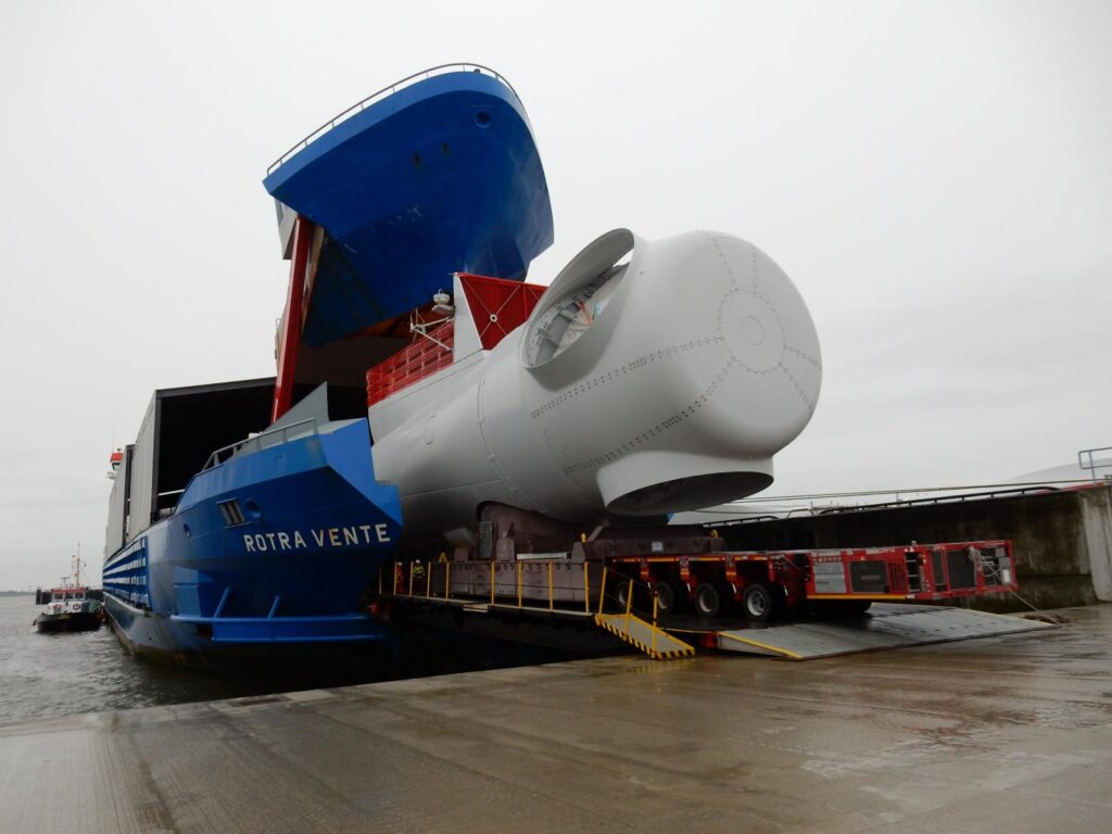 Transport einer Windkraft-Gondel (Nacelle) auf einem SPMT mit dem Schiff ROTRA VENTE – transporttechniker-de