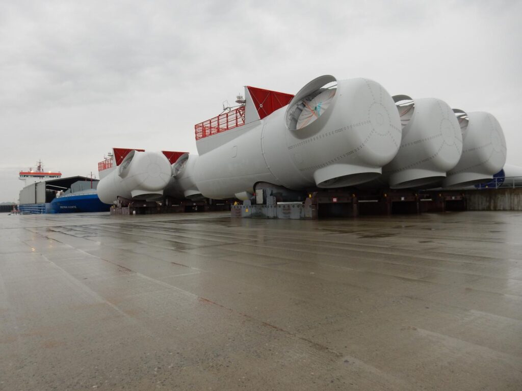 Lagerung und Hafenumschlag von Windkraftanlagen-Komponenten für Offshore-Windparks im Bereich Schwerlastlogistik, Schwerguttransport und internationale Projektabwicklung