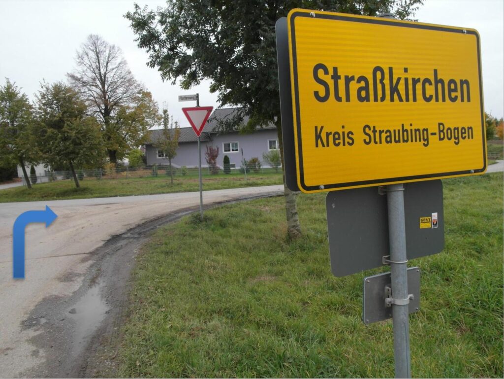 Straßenschilds-Straßkirchen (Kreis Straubing-Bogen) mit Richtungspfeil nach rechts-transporttechniker-de