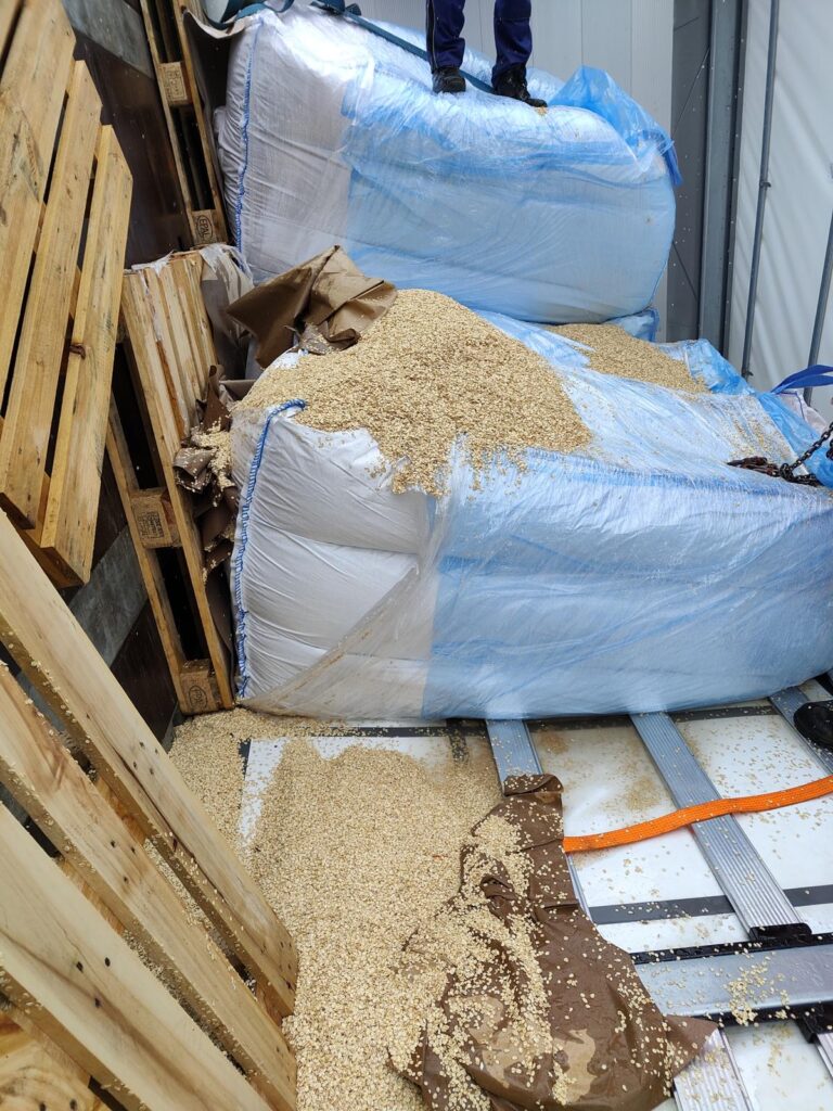 Transportschaden durch unzureichende Ladungssicherung von Big Bags im Lkw. Schadenanalyse und Begutachtung der Ladungssicherung sowie Verpackungs- und Transporttechnik durch transporttechniker-de