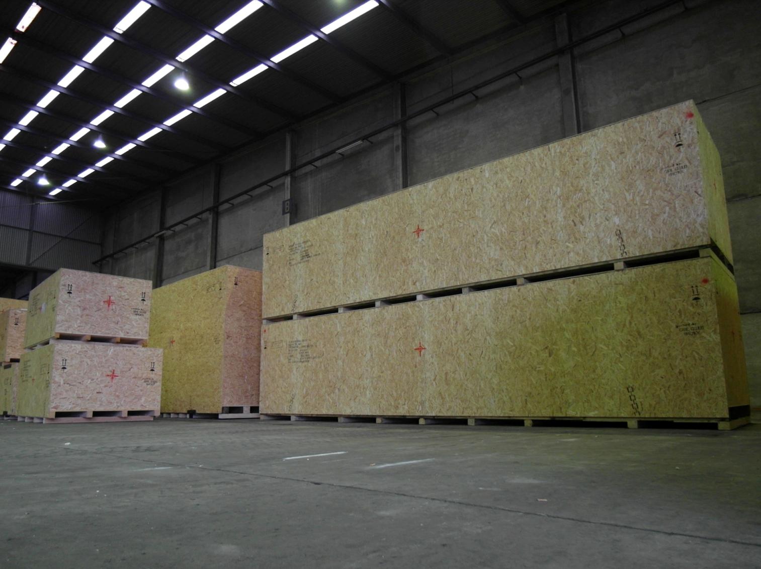 Schwerlastkisten mit Industrieverpackung in Lagerhalle