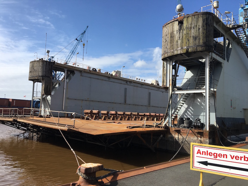 Schwimmdock Werft Holztürmchen Kran Anlegestelle Wasser