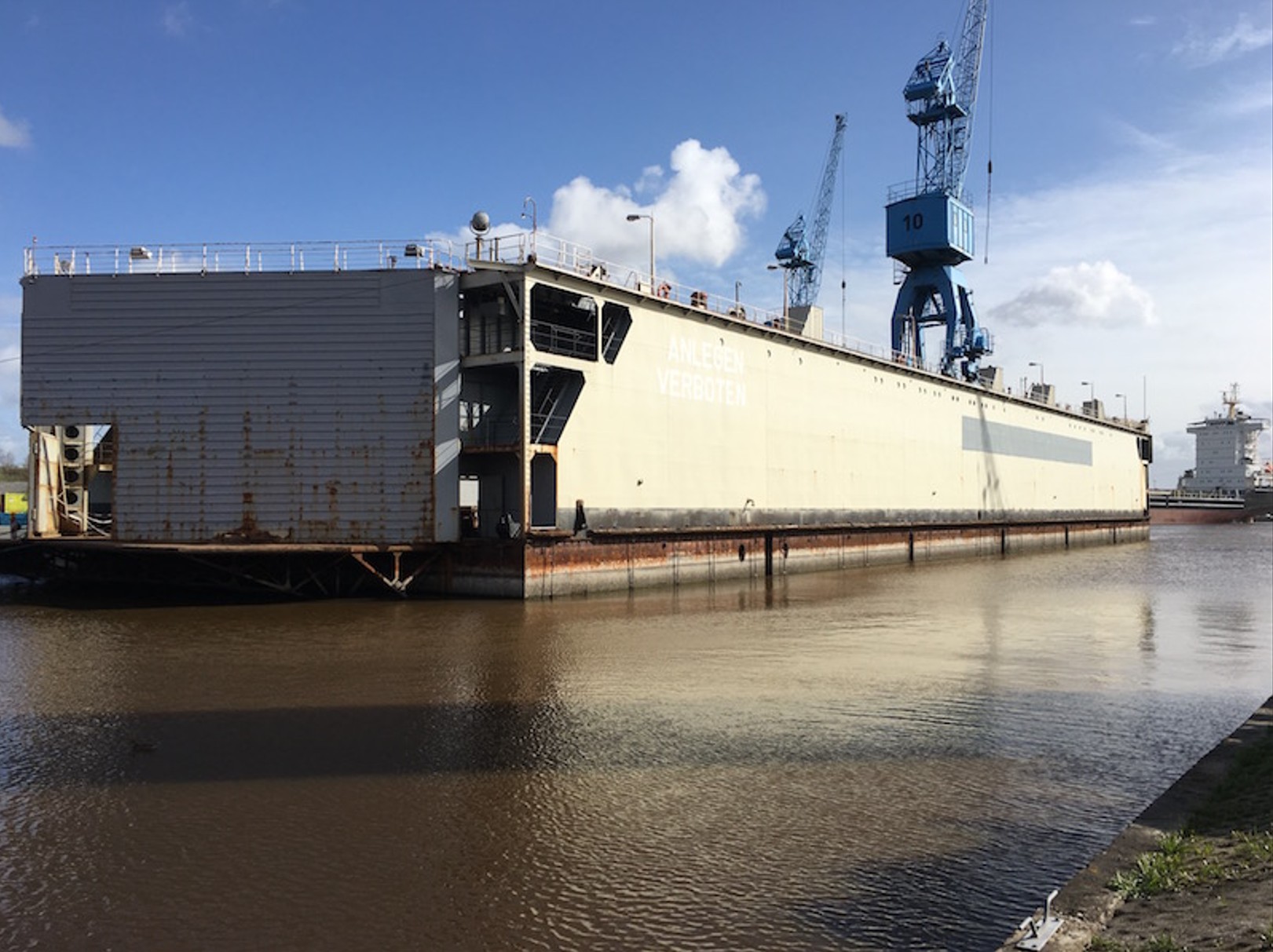 Schwimmdock Werft Kran Wasser Seitliche Ansicht 2