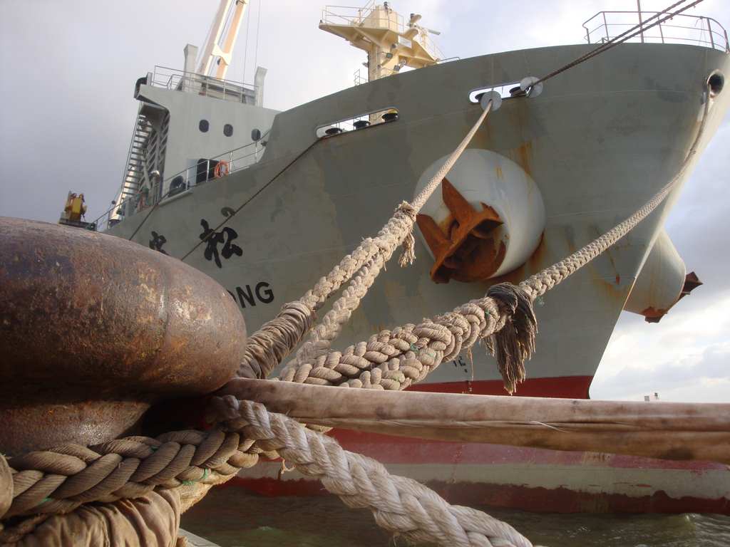Foto eines Schwerlast-Schiffs (ZHEN HUA ...) mit dicken Tau- und Ankerketten im HafenFoto eines Schwerlast-Schiffs (ZHEN HUA ...) mit dicken Tau- und Ankerketten im HafenFoto eines Schwerlast-Schiffs (ZHEN HUA ...) mit dicken Tau- und Ankerketten im Hafen