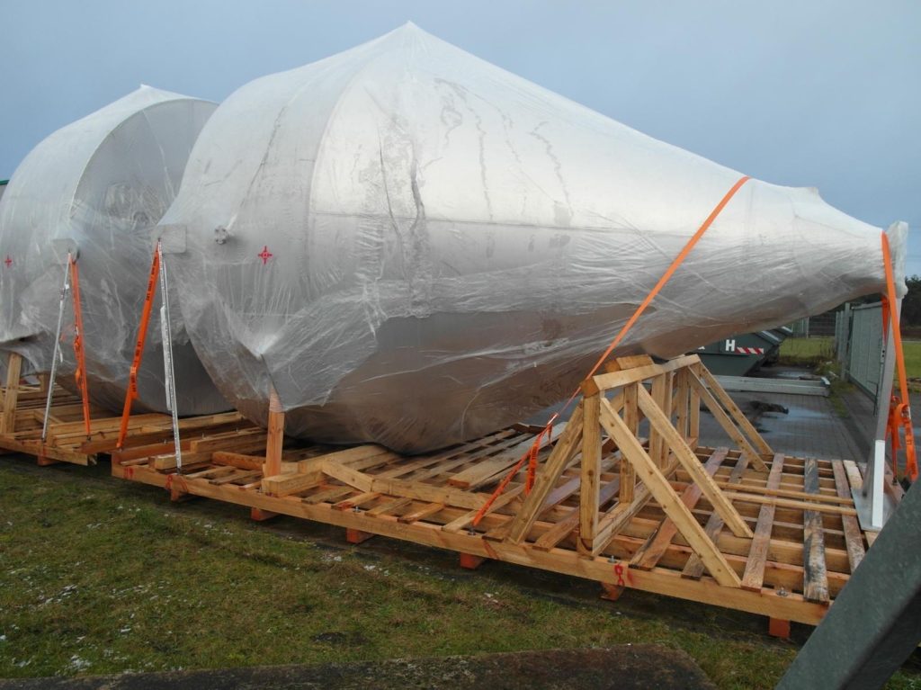 Konisches Bauteil in Folie verpackt auf Holzgestell gelagert – transporttechniker.de