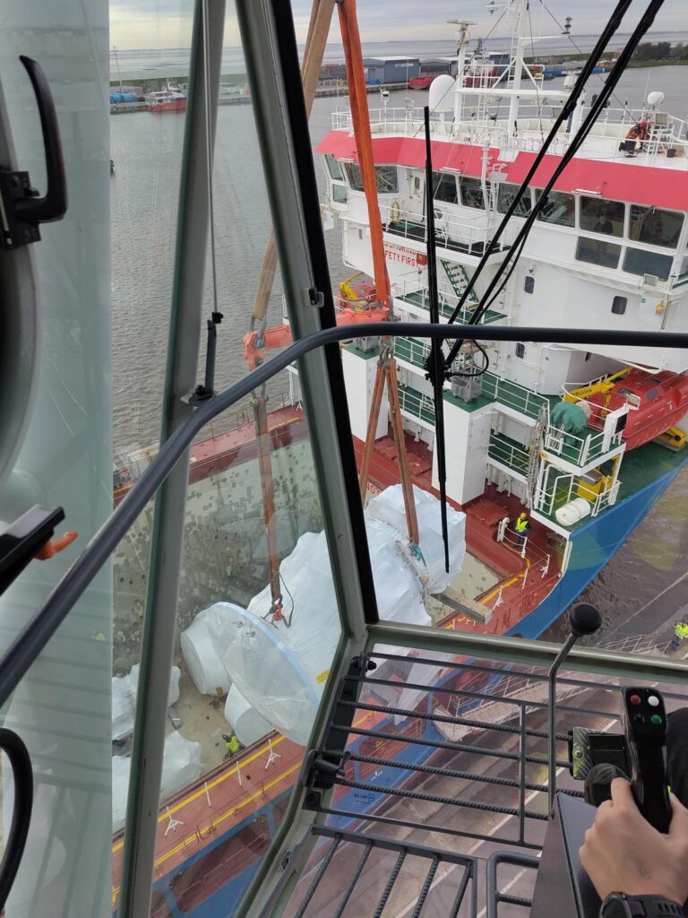 Blick aus Kranführerhaus auf Schiffe und Werft – transporttechniker.de
