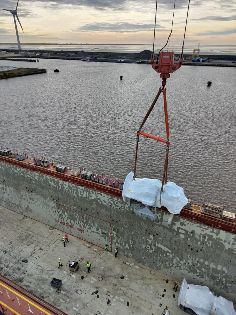 kran-laedt-Schwerlast-schiff-deck-hafen-transporttechniker.de