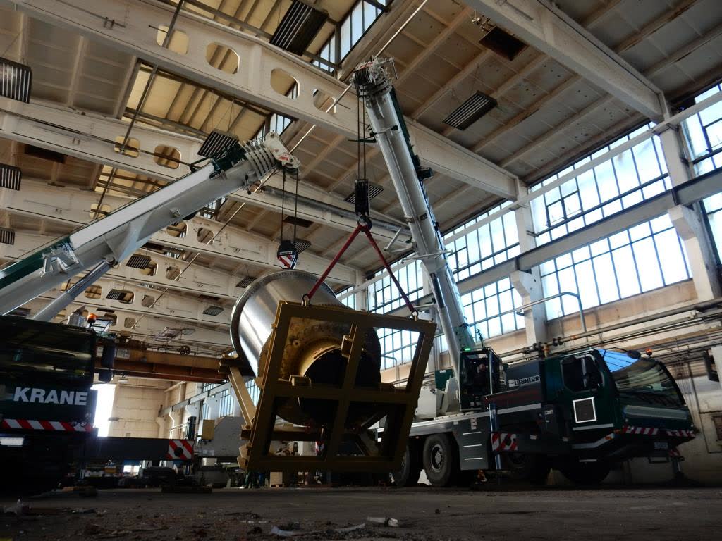 Mobilkran von Ullrich hebt Schwerlast in Werfthalle – transporttechniker.de