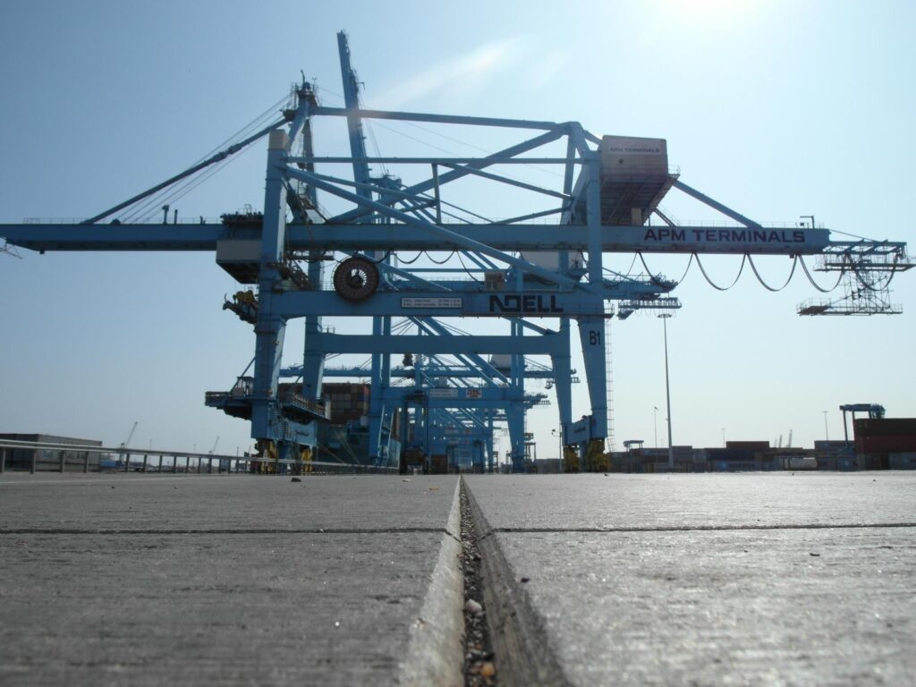 Portalkran von APM Terminals im Hafen bei Sonnenschein – transporttechniker.de