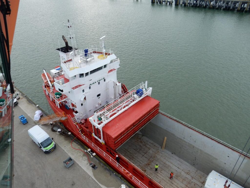 Schiff Navigia am Kai im Hafen mit Arbeitern – transporttechniker.de