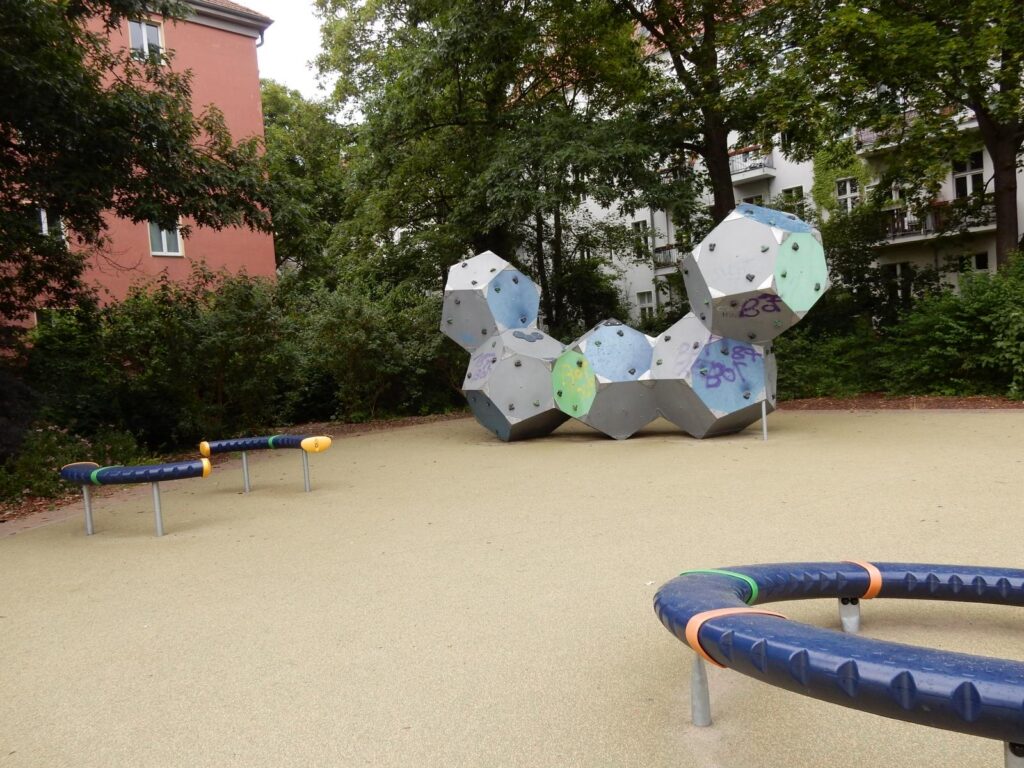 Spielplatz in Berlin mit Kletterelementen in Polyederform, Balance-Balken und Fallschutzboden – transporttechniker.de