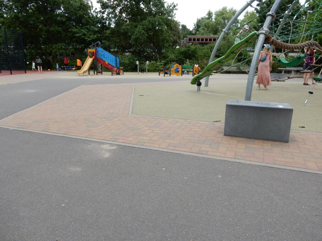 Neu gebauter Spielplatz in Berlin mit Klettergerüsten, Rutschen und Fallschutzboden – transporttechniker.de