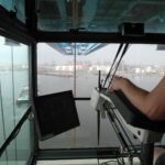 Ladeüberwachung aus der Krankabine während der Verladung einer Projektladung im Hafen. Technische Begleitung, Heavy-Lift-Engineering und Transportüberwachung durch transporttechniker.de