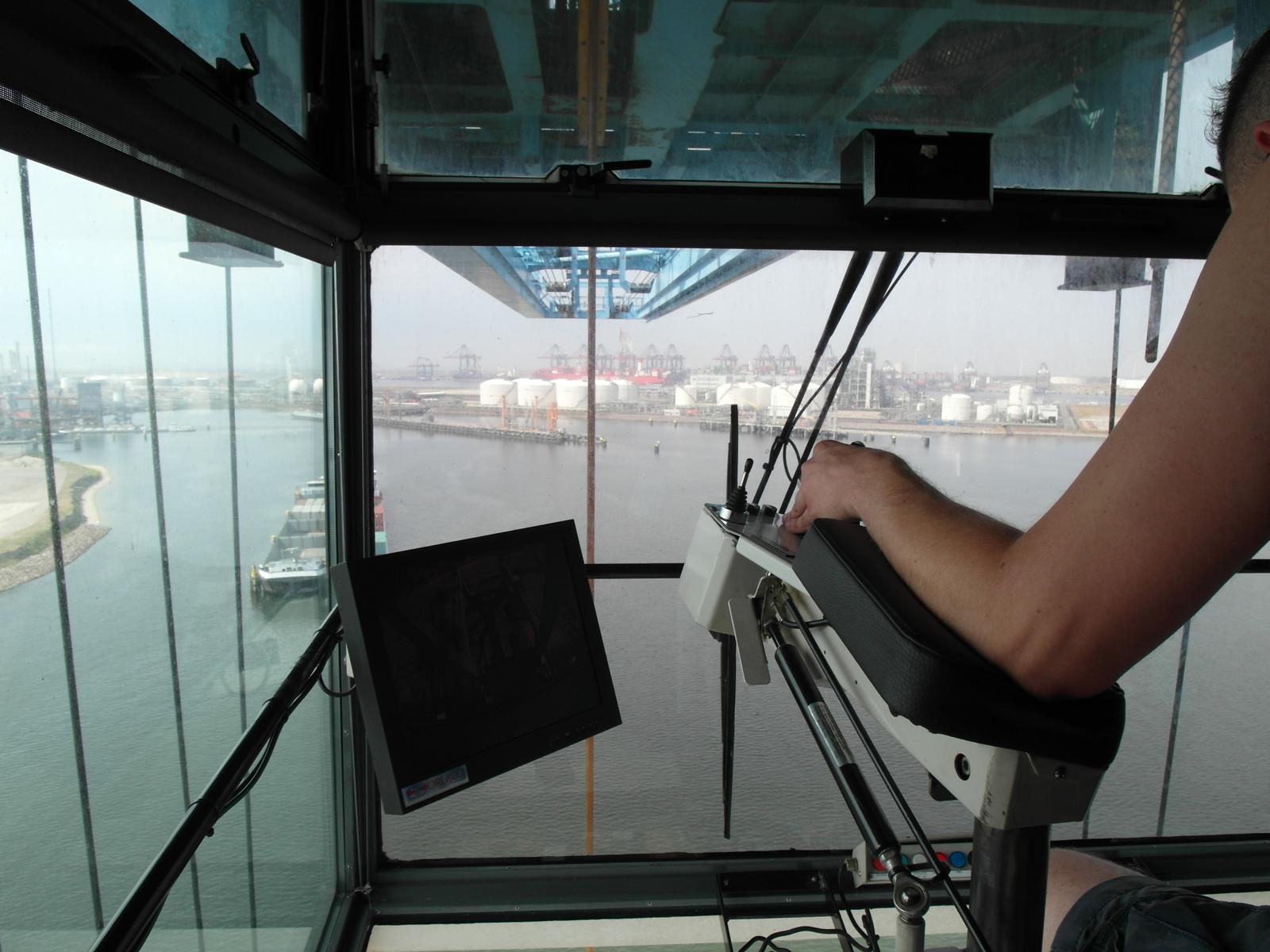 Ladeüberwachung aus der Krankabine während der Verladung einer Projektladung im Hafen. Technische Begleitung, Heavy-Lift-Engineering und Transportüberwachung durch transporttechniker.de