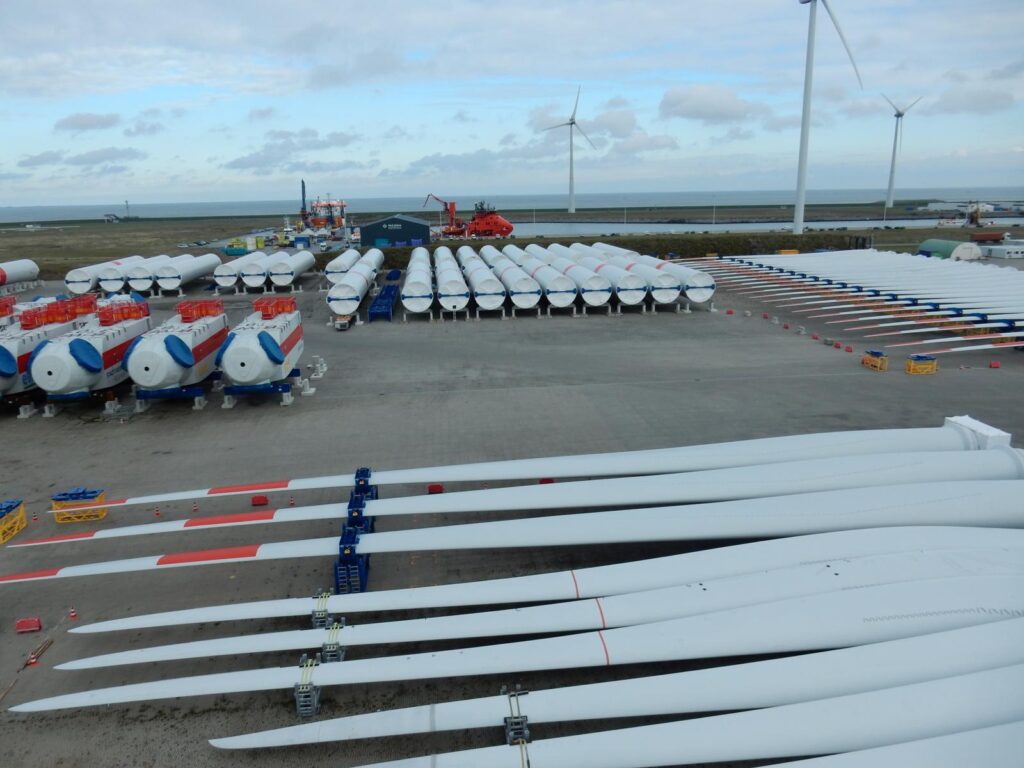 Gelagerte Rotorblätter für Windkraftanlagen im Hafen – transporttechniker.de