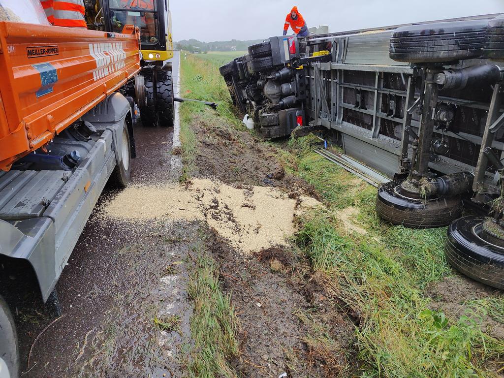 Bergung eines umgekippten Schwertransportes nach einer Havarie. Dokumentation von Schadenmanagement, Bergungsplanung und technischem Transport Engineering durch transporttechniker.de